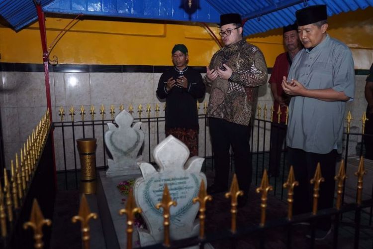 Bupati Kediri Hanindhito Himawan Pramana bersama rombongan peziarah berdoa saat mengunjungi makam leluhur Kediri.