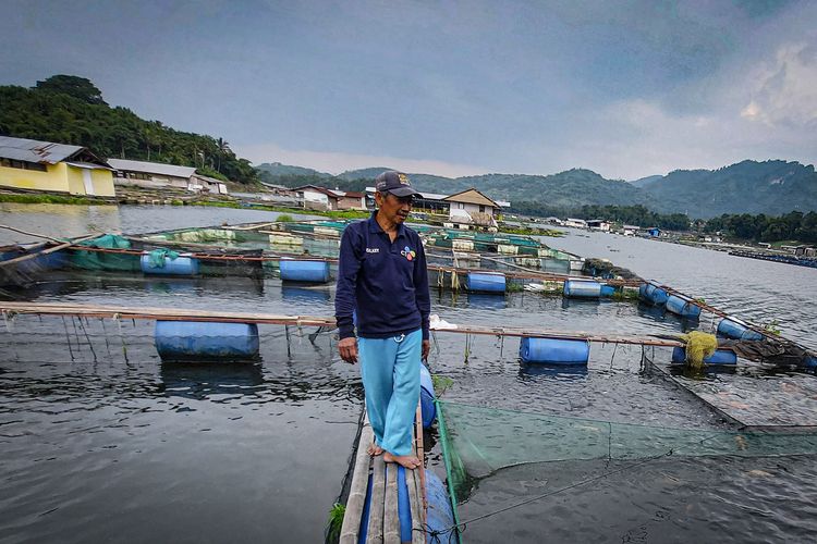 Keramba Jaring Apung (KJA) milik Mamat (60) berdiri di tengah perairan waduk Saguling, Kabupaten Bandung Barat (KBB), Jawa Barat.