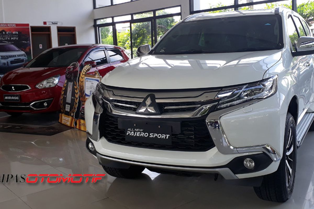 Mitsubishi Pajero Sport dan New Mirage di salah satu diler di Bali.