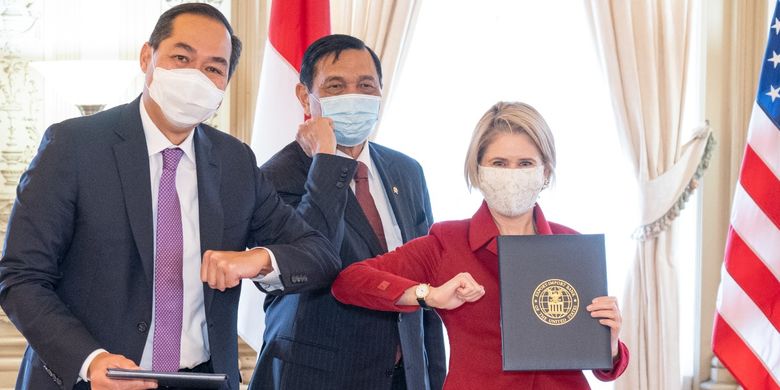(Left to Right) Indonesian Ambassador to the US Muhammad Lutfi, Coordinating Maritime Affairs and Investment Minister Luhut Binsar Pandjaitan, US Exim Bank President Kimberly A. Reed pose for a picture after the MoU signing in Washington DC on Wednesday, November 18, 2020.  