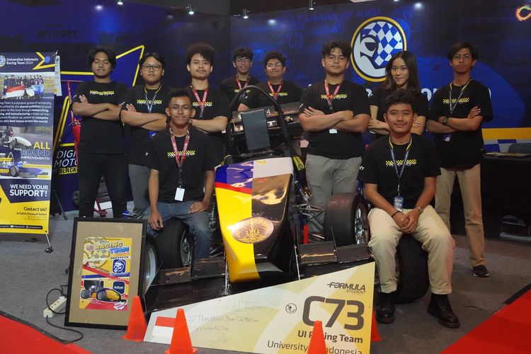 UI Racing Team bersama Mobil terbarunya UIRT-02