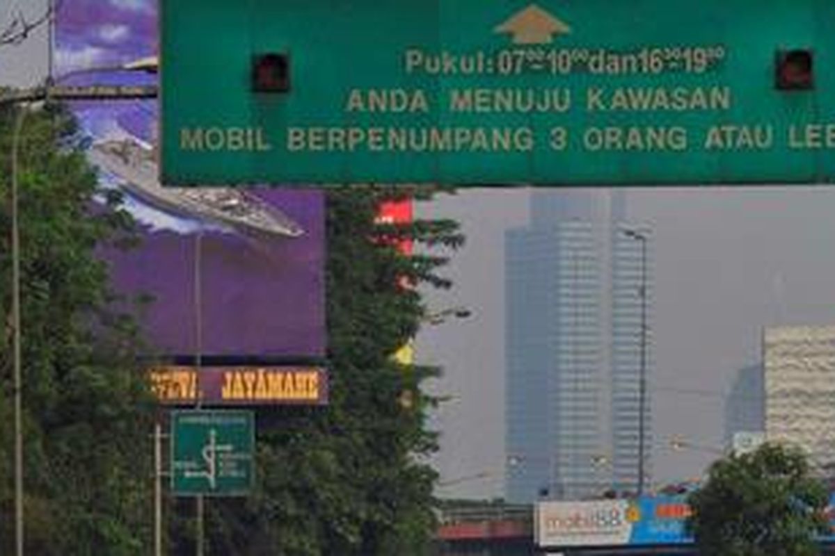 Ilustrasi : Sejumlah joki three in one menunggu pengendara mobil yang akan menggunakan jasa mereka di Jalan Gatot Subroto, Jakarta. 