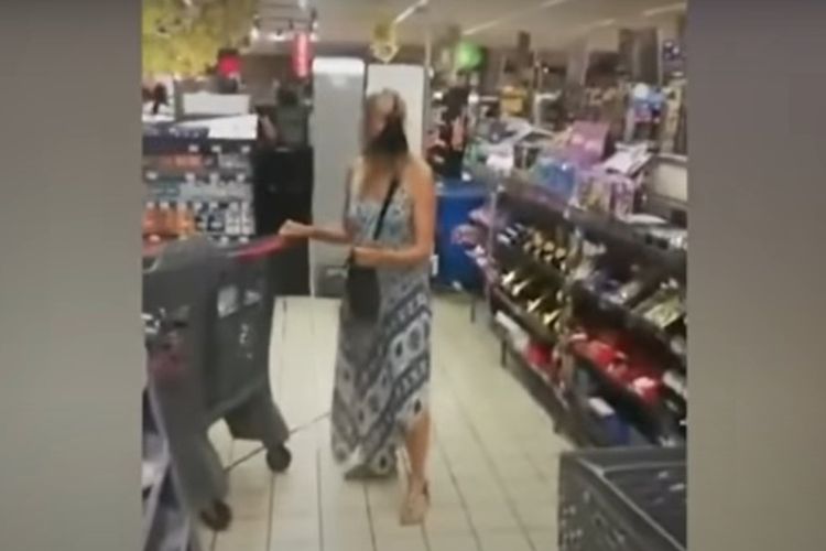 Seorang wanita di supermarket yang memakai celana dalam dipakai sebagai masker. [The Nations/Youtube]