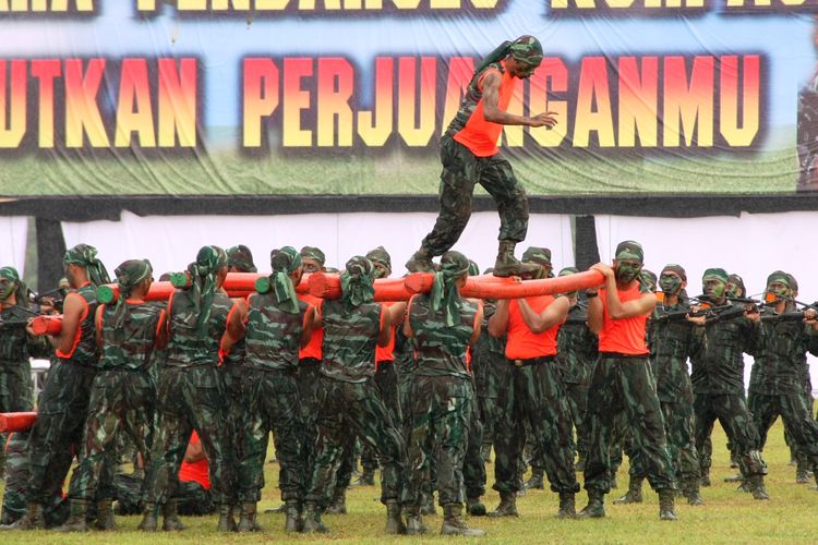 Prajurit Paskhas TNI AU saat unjuk kekuatan pada peringatan HUT ke-70 Paskhas di Lanud Adisutjipto Yogyakarta, 17 Oktober 2017.