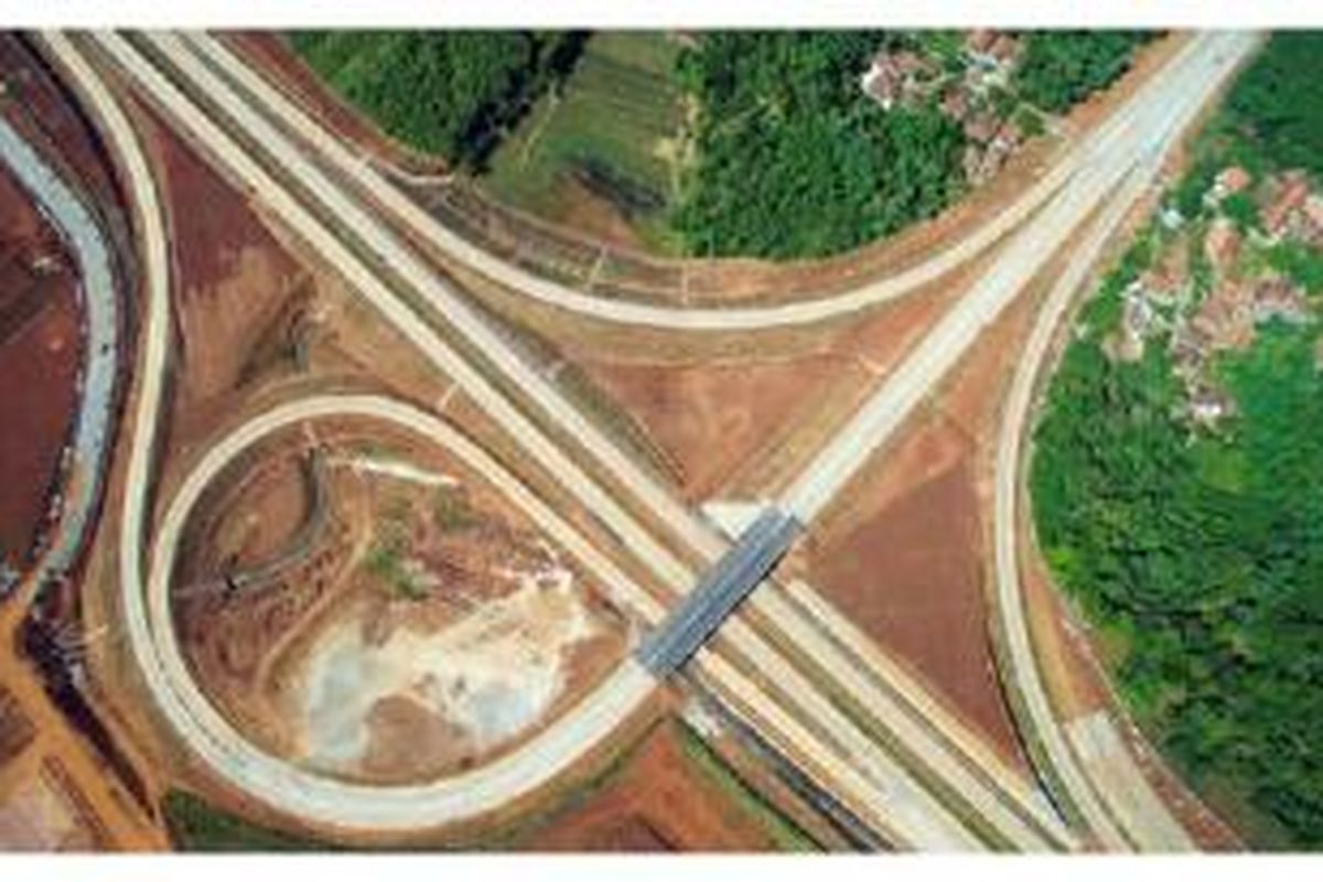 Foto aerial yang diambil dengan menggunakan drone menunjukkan simpang susun Kalijati, Kabupaten Subang, yang merupakan bagian dari Jalan Tol Cikopo-Palimanan, Sabtu (6/6). Tol Cikopo-Palimanan merupakan jalan tol terpanjang di Indonesia, mencapai 116,75 kilometer.