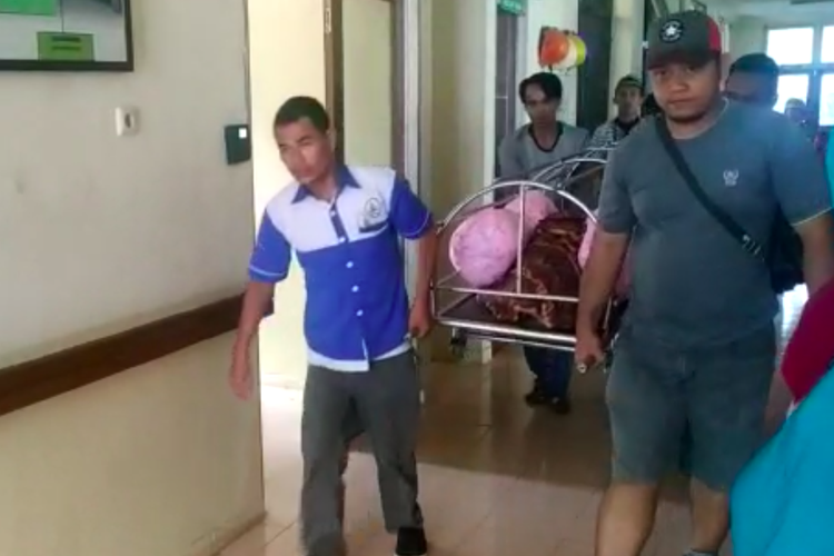 Jenazah Suwandak (21) pengemudi ojek online yang tewas jadi korban tabrak lari ketika berada di rumah sakit Muhammad Hoesin Palembang, Minggu (23/6/2019).