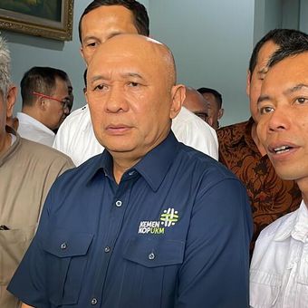 Menteri Koperasi dan UKM Teten Masduki saat mengunjungi salah satu Industri Textile di Kabupaten Bandung, Jawa Barat pada Minggu (24/9/2023)