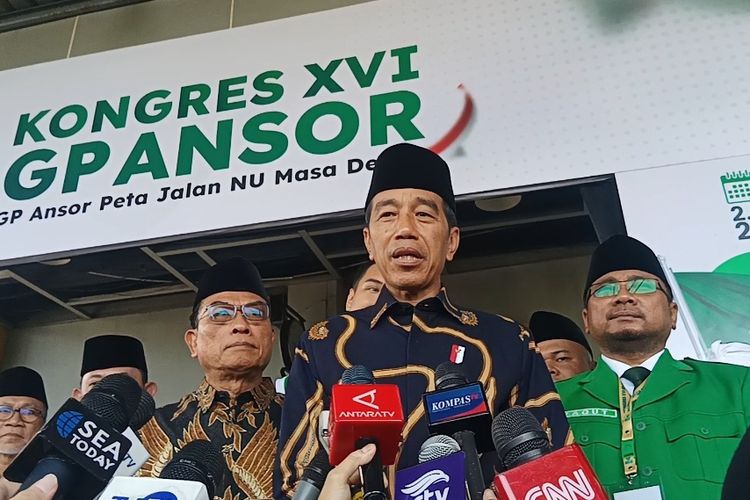 Presiden Joko Widodo memberikan keterangan pers usai membuka Kongres XVI Gerakan Pemuda Ansor di Pelabuhan Tanjung Priok, Jakarta Utara pada Jumat (2/2/2024).
