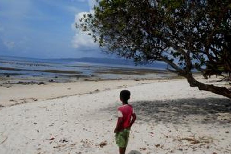 Pesona Pantai Jodoh dengan pasir yang putih. Pantai ini menjadi daya tarik bagi warga Kabupaten Buton Selatan, Sulawesi Tenggara.