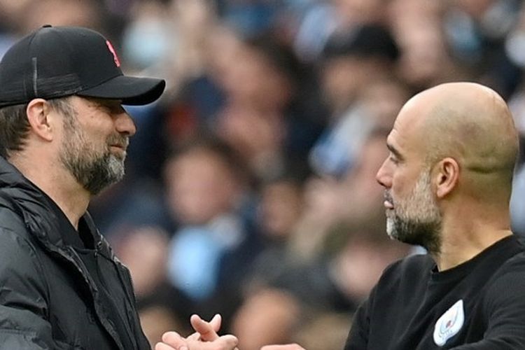 Pelatih Man City Pep Guardiola (kanan) dan juru taktik Liverpool Juergen Klopp (kiri) bersalaman seusai laga lanjutan Liga Inggris musim 2021-2022 di Stadion Etihad, Manchester, Inggris, pada Minggu (10/4/2022).