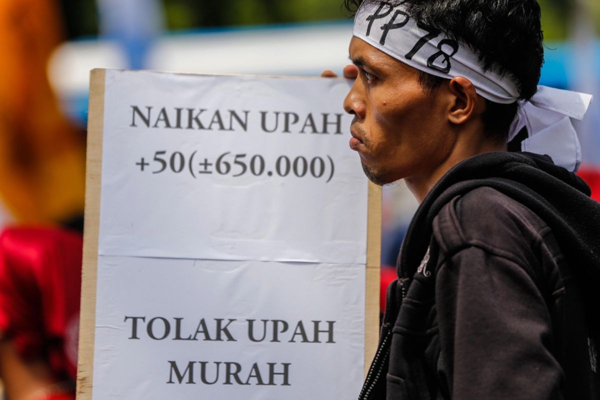 Massa dari berbagai organisasi buruh melakukan aksi unjuk rasa di depan Balai Kota DKI Jakarta, Jalan Medan Merdeka Selatan, Sabtu (10/11/2017). Buruh menolak upah minimum provinsi DKI Jakarta 2018 yang telah ditetapkan Gubernur DKI Jakarta Anies Baswedan. KOMPAS.com/GARRY ANDREW LOTULUNG