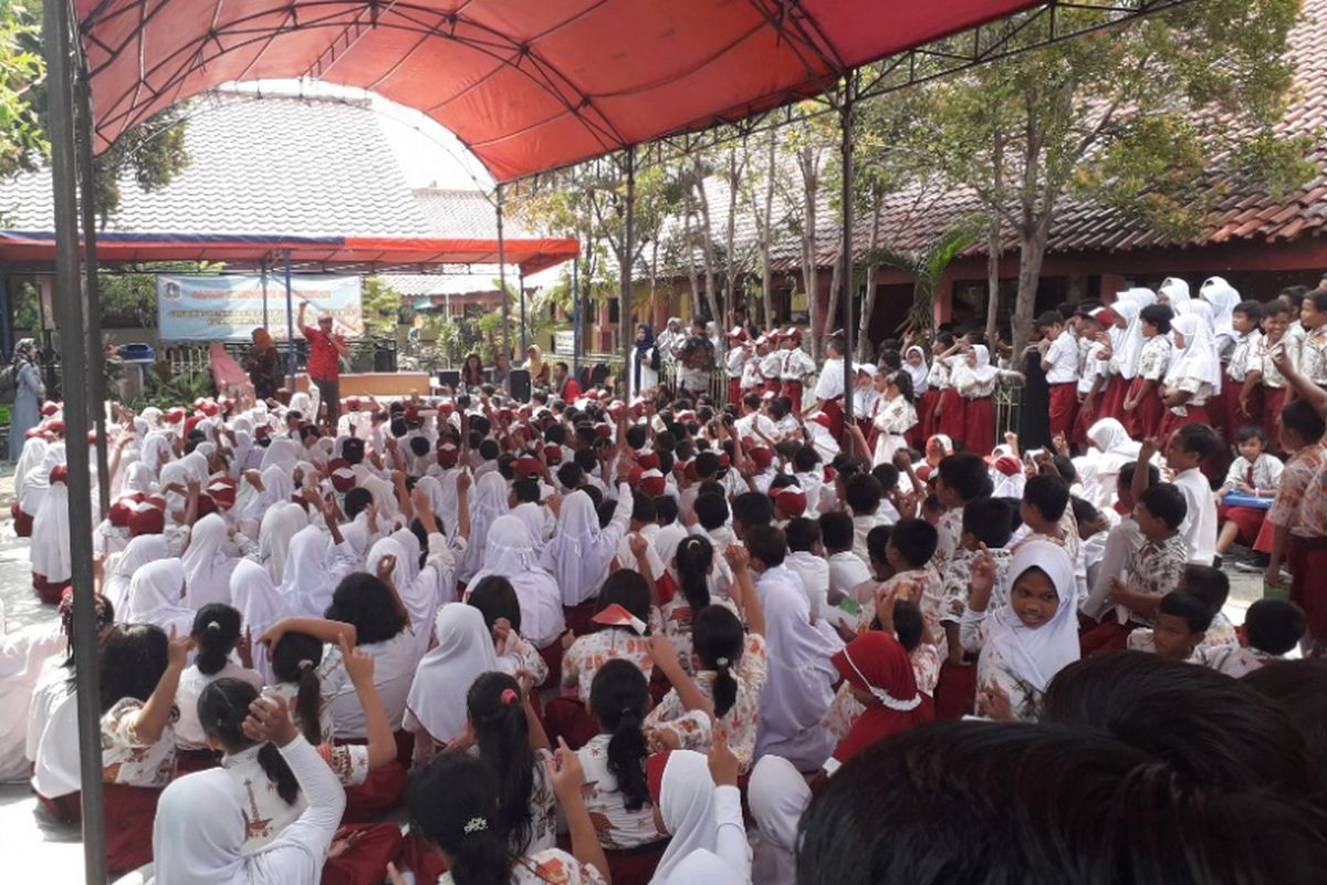 Ratusan murid sekolah dasar mengikuti kampanye Gemarikan di SDN 01 dan 03 Tugu Selatan, Jakarta Utara, Kamis (27/9/2018).