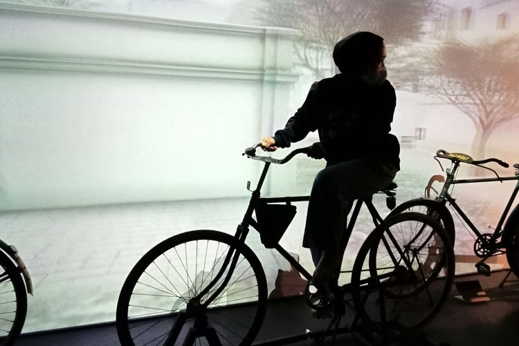 Pengunjung museum mencoba sepeda interaktif di lantai 1 Museum Polri.