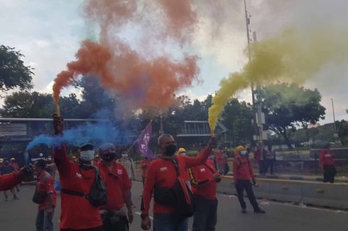 Diwarnai Asap Warna-warni, Aksi Buruh Sabtu Sore Berakhir