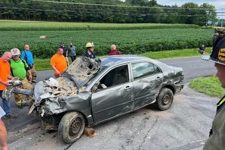 Kondisi mobil Corolla yang menabrak lantai 2 sebuah rumah di Decatur Township, Pennsylvania, Amerika Serikat, Minggu (6/8/2023).