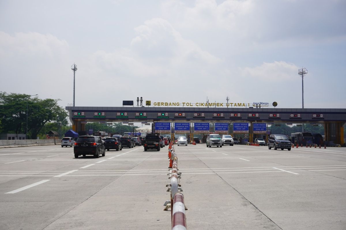 Kondisi arus balik cuti bersama dan maulid Nabi Muhammad SAW, di Gerbang Tol Cikampek Utama 