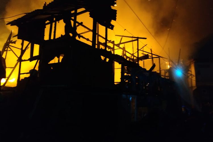 Kebakaran terjadi di Blok Empang, Pelabuhan Muara Angke, Jakarta Utara pada Sabtu (23/11/2019) malam. 