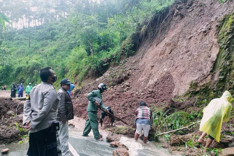 Musibah tanah longsor melanda jalur trans Sulawesi dan rumah warga di Kabupaten Gowa, Sulawesi Selatan. Sabtu, (3/3/2021).