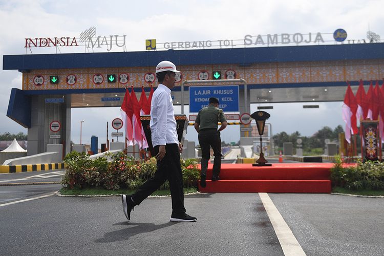 Presiden Joko Widodo meresmikan Jalan Tol Balikpapan-Samarinda seksi 2,3 dan 4 di Samboja, Kutai Kartanegara, Kalimantan Timur, Selasa (17/12/2019). Tol seksi 2,3 dan 4 yang akan melintasi ibu kota baru itu memiliki panjang 57,8 kilometer dari total lima seksi Tol Balikpapan-Samarinda sepanjang 99,3 kilometer.
