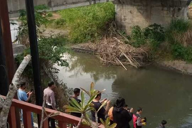 Warga memenuhi jembatan dan tepian sungai menyaksikan proses evakuasi jenazah di Sungai Serang, Pedukuhan Wonosido Kidul, Kalurahan Giripeni, Kapanewon Wates, Kabupaten Kulon Progo, Daerah Istimewa Yogyakarta.