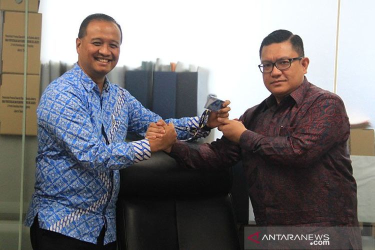 Dirut Transjakarta yang baru Donny Andy Saragih berfoto dengan Eks Dirut Transjakarta Agung Wicaksono, Kamis (23/1/2020). 