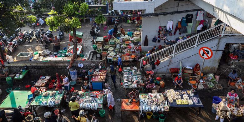 bWarga berbelanja kebutuhan lebaran di Pasar Klender, Jakarta Timur, Jumat (22/5/2020). Menjelang Hari Raya Idul Fitri 1441 H, pasar tradisional ramai dikunjungi warga meskipun dalam masa pandemi COVID-19, tanpa memperhatikan protokol kesehatan seperti memakai masker dan menjaga jarak.