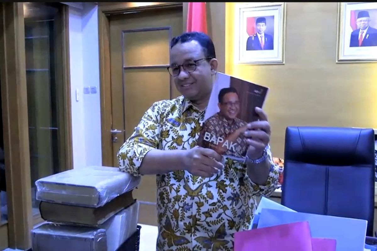 Gubernur DKI Jakarta Anies Baswedan mengaku terharu menerima sebuah buku berisi kumpulan tulisan dari anak buahnya, menjelang purnatugas pada Minggu (16/10/2022) mendatang. 