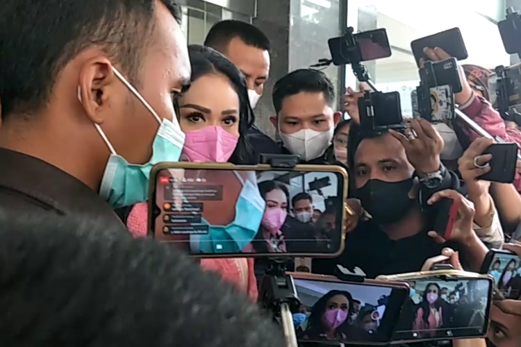 Penyanyi Krisdayanti membagikan kabar anaknya, Aurel Hermansyah setelah melahirkan pada Selasa (22/2/2022) di RSU Bunda Jakarta Pusat. 
