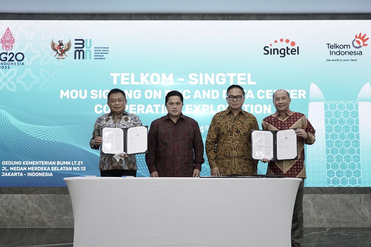 Direktur Utama Telkom Ririek Adriansyah (paling kiri) bersama CEO Singtel Group Yuen Kuan Moon (paling kanan) usai penandatanganan MoU kolaborasi untuk pengembangan bisnis data center regional serta integrasi layanan fixed dan mobile broadband, atau yang juga disebut Fixed Mobile Convergence (FMC) antara Telkom DAN Singtel disaksikan Menteri BUMN RI Erick Thohir (kedua dari kiri) & Wakil Menteri II BUMN Kartika Wirjoatmodjo (kedua dari kanan) di Jakarta, Kamis (14/4/2022).