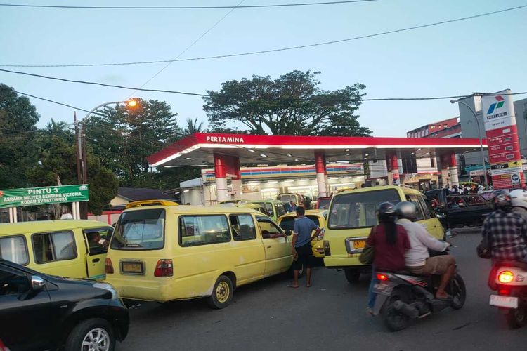 Harga Pertamax Naik, Warga di Ambon Serbu SPBU untuk Isi Pertalite