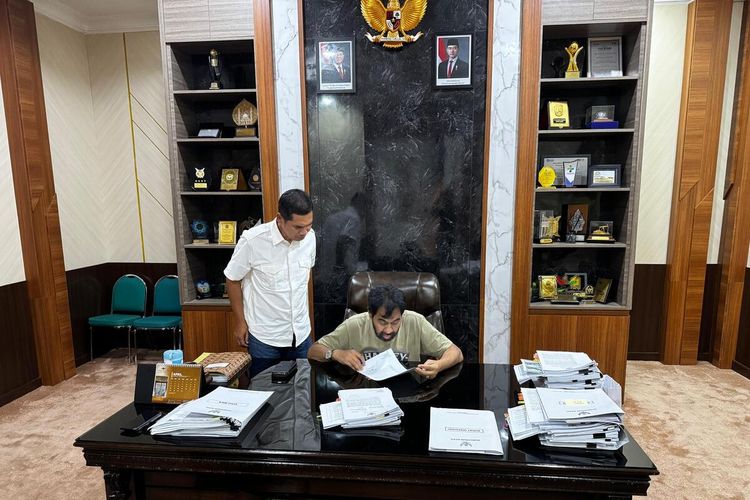 Gubernur Aceh Muzakir Manaf Masuk Kantor Lagi dan Kerja hingga Larut Malam