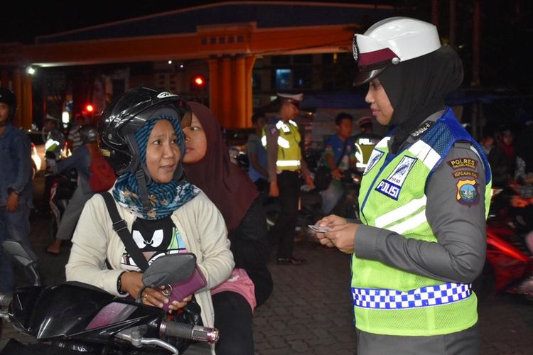 Personil Kepolisian Satuan Lalu Lintas (Satlantas) Polres Tanjungpinang melakukan operasi Zebra di waktu yang tak lazim, yakni dilakukan di malam hari dibilangan jalan DI Panjaitan KM 9, Rabu (30/10/2019).