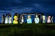 Perayaan Platinum Jubilee, Foto Ratu Elizabeth II Dipajang di Stonehenge