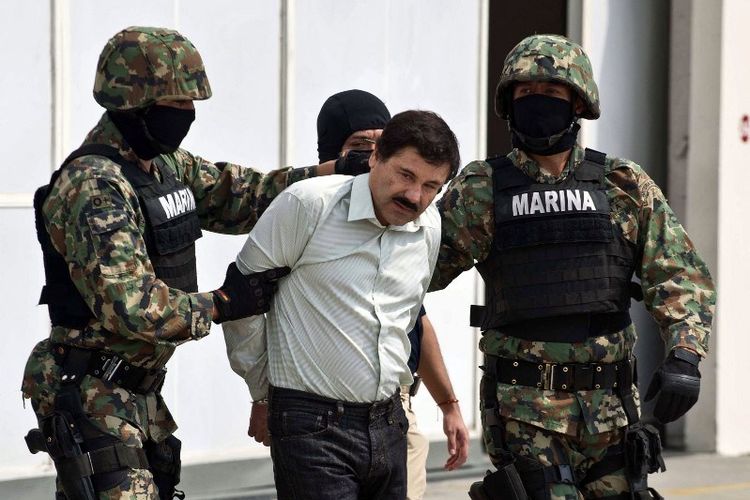 Pengedar narkoba Meksiko Joaquin Guzman Loera alias el Chapo Guzman, dikawal oleh marinir saat dia diperkenalkan kepada pers pada 22 Februari 2014 di Mexico City. 
