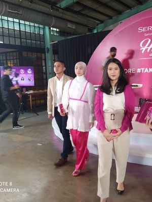 Brand Manager Serasoft Aprilia Valentina (paling kanan) pada peluncuran Serasoft Serum Shampoo Hijab 3 in 1 di Jakarta, Sabtu, 8 Oktober 2022.