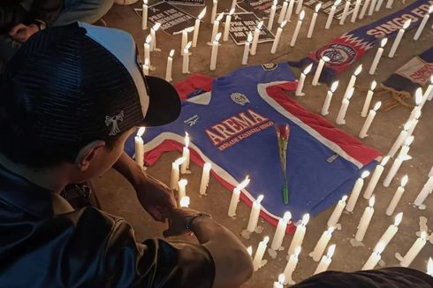 Suporter Nyalakan Lilin di Stadion Patriot Bekasi, Tumpahkan Kesedihan atas Tragedi Kanjuruhan