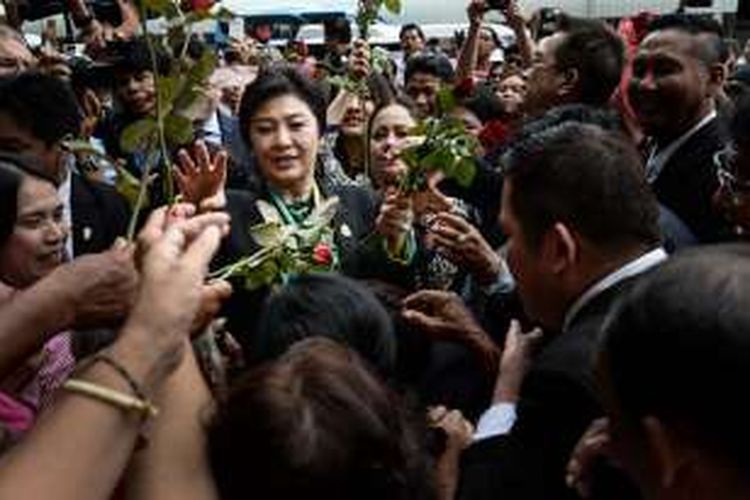 Mantan PM Thailand Yingluck Shinawatra disambut ratusan penggemarnya di Mahkamah Konstitusi, Bangkok, Jumat (5/8/2016).