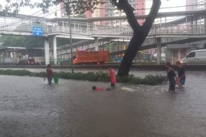 Banjir Rendam 16 RT dan 10 Ruas Jalan di Jakarta Minggu Pagi, Terparah di Jakbar