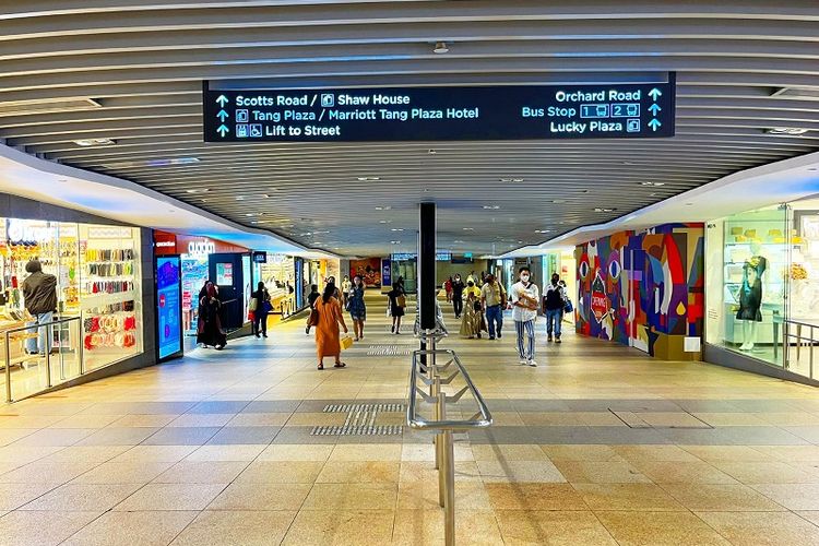 Terowongan atau Underpass Stasiun MRT Orchard yang biasanya ramai dijejali pengunjung pada akhir pekan terlihat lenggang pada hari pertama penerapan lockdown parsial di Singapura (16/5/2021). Lockdown diberlakukan setelah memburuknya penyebaran Covid-19 terutama angka kasus komunal di masyarakat sejak 27 April 2021