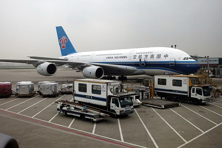 Pesawat China Southern Airlines yang terbang dari China. Penerbangan ditunda karena penumpang lemparkan koin ke mesin pesawat [Wikimedia/Waka77].