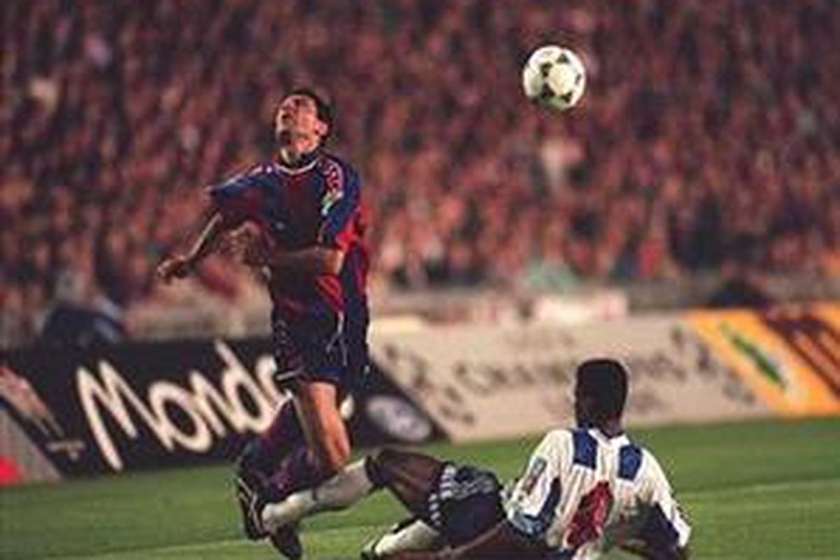 Aksi Hristo Stoichkov (kiri), ketika masih berkostum Barcelona.