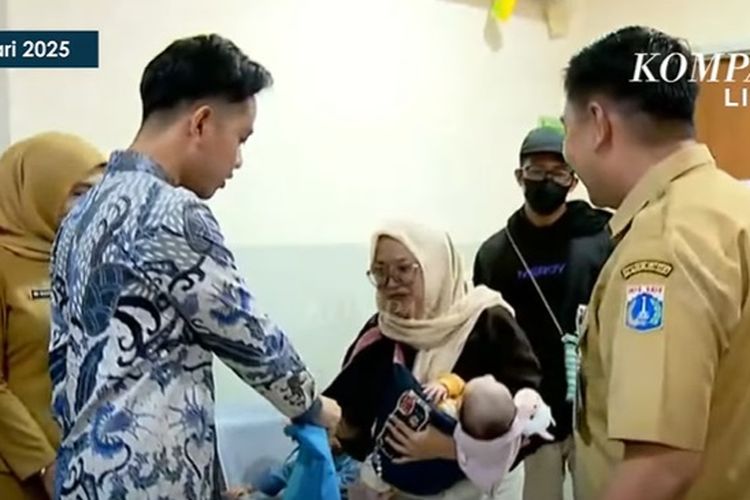 Tinjau Cek Kesehatan Gratis di Puskesmas Kemayoran, Gibran Layani Emak-emak dan Bagikan Tas