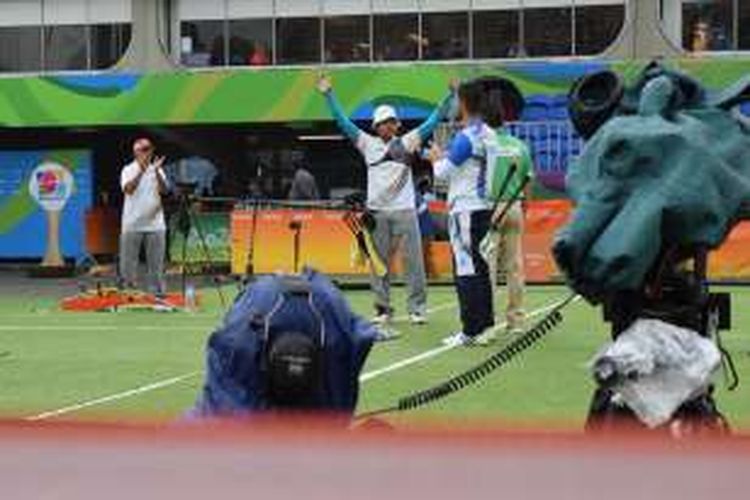 Pemanah putra Indonesia, Riau Ega Agatha Salsabila, menyapa penonton saat diperkenalkan sebelum menjalani laga perdelapan final Olimpiade Rio 2016 melawan Mauro Nespoli (Italia) di Sambodromo, Rio de Janeiro, Jumat (12/8/2016).