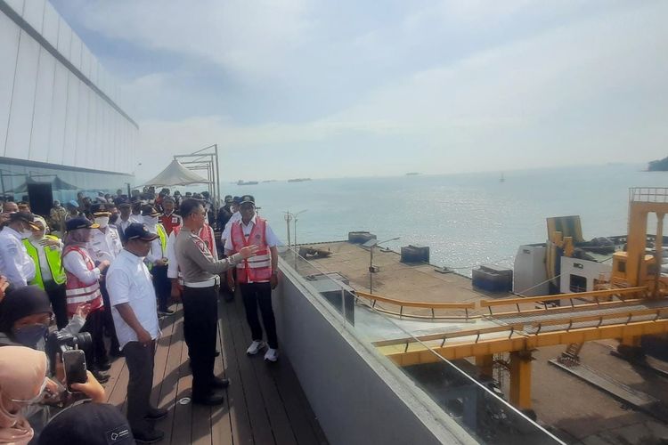 Menteri Perhubungan Budi Karya Sumadi saat meninjau layanan angkutan Natal dan Tahun Baru 2023 di dermaga eksekutif Pelabuhan Merak, Banten. Sabtu (24/12/2022). Budi menyebut akan terjadi peningkatan penumpang pada malam ini hingga dini hari nanti.