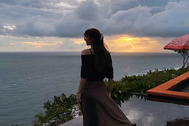 Tangkapan layar akun Instagram Lisa BLACKPINK @lalalalisa_m. Penampilan kasual Lisa BLACKPINK di Bali menunjukkan bahwa gaya sederhana tetap bisa terlihat menarik.