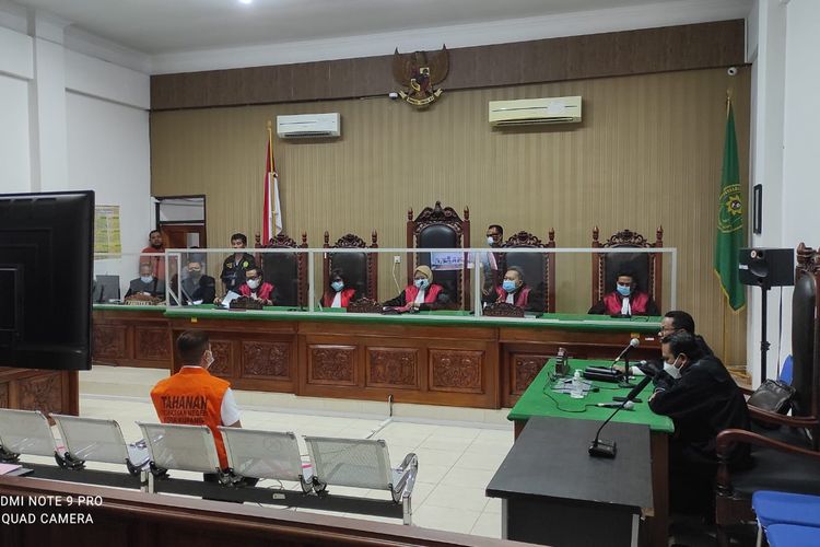 Sidang kasus pembunuhan ibu dan anak di Kota Kupang, Nusa Tenggara Timur (NTT), dengan agenda pembacaan tuntutan oleh Jaksa Penuntut Umum, berlangsung di Pengadilan Negeri Kelas 1A Kupang, Rabu (13/7/2022)