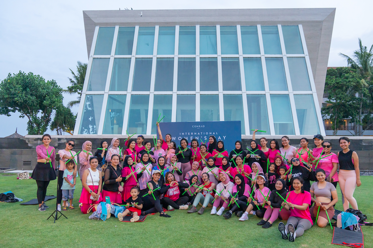 Untuk merayakan Hari Perempuan Internasional, Conrad Bali menyelenggarakan acara kebugaran Rhythms of Empowerment, bekerja sama dengan Komunitas Poundfit Bali, Minggu (3/3/2024).
