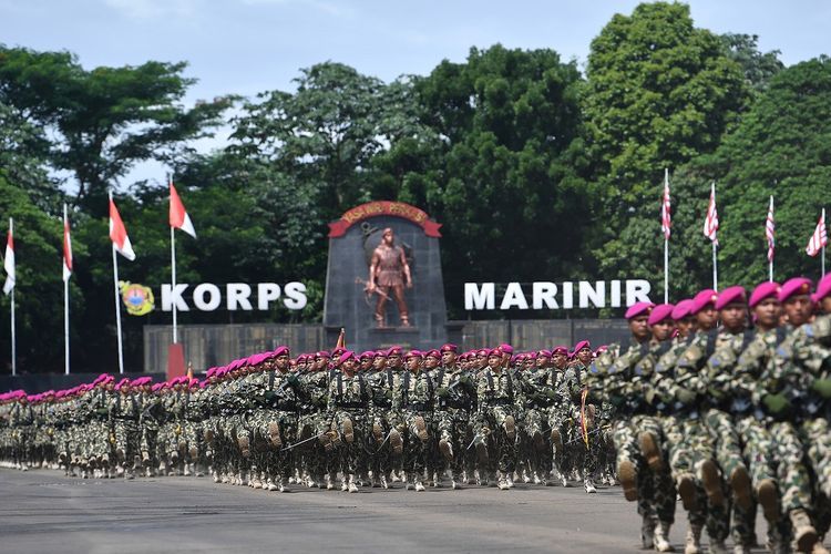 Prajurit Marinir melakukan defile saat Upacara Sertijab Komandan Korps Marinir (Dankormar) di Lapangan Apel Bhumi Marinir Cilandak, Jakarta Selatan, Kamis (27/12/2018). Mayjen TNI (Mar) Suhartono resmi menjabat sebagai Dankormar menggantikan Mayjen TNI (Mar) Bambang Suswantono.