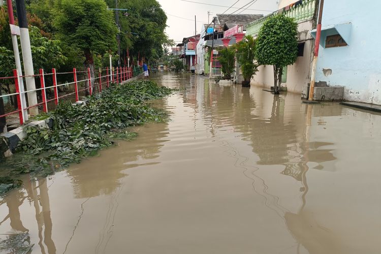 Kondisi Perumahan Duren Jaya, Bekasi Timur, Kota Bekasi yang terendam banjir akibat luapan air dari Kali Duren Jaya yang terjadi sejak Kamis (17/2) dini hari. KOMPAS.com/Joy Andre T