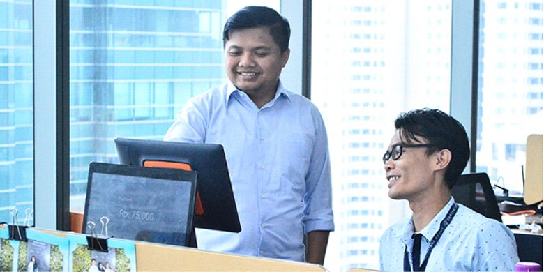 Gito sedang berinteraksi dengan seorang karyawan Cartenz Group yang menangani produk Zeepos, di kantor kawasan AIA Central, Sudirman, Jakarta, Selasa (21/11/2017).  